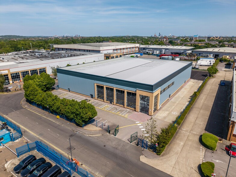 Dean Way, Southall to rent - Building Photo - Image 2 of 11