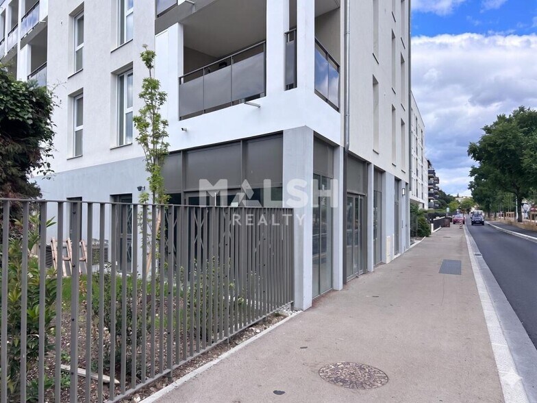 84 A Boulevard De L'Europe, OULLINS-PIERRE-BÉNITE to rent - Building Photo - Image 2 of 6