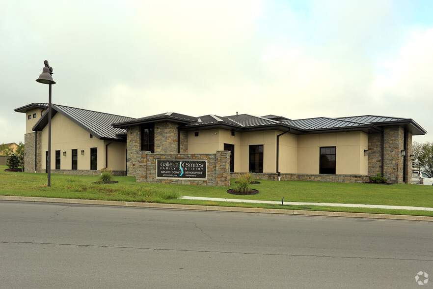 8014 S 101st East Ave, Tulsa, OK for rent - Building Photo - Image 1 of 3