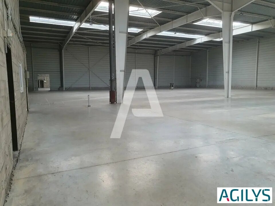 Location Entrepôt 4 542 m² - Photo 1