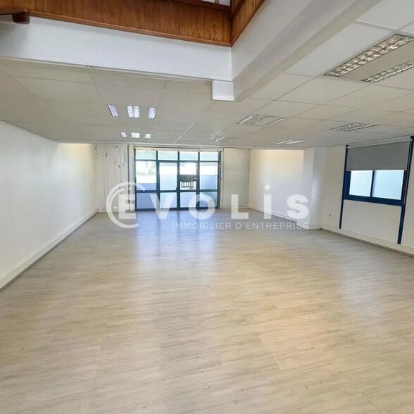 Light Industrial in Croissy-Beaubourg for sale - Interior Photo - Image 2 of 6