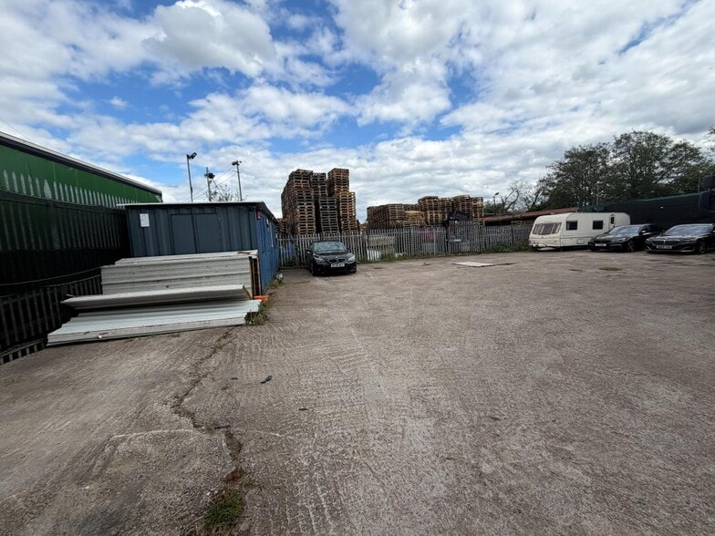 Scot Ln, Bolton to rent - Building Photo - Image 2 of 2