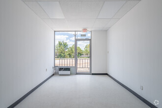 5900-5934 S Loop Fwy, Houston, TX for rent Interior Photo- Image 1 of 2