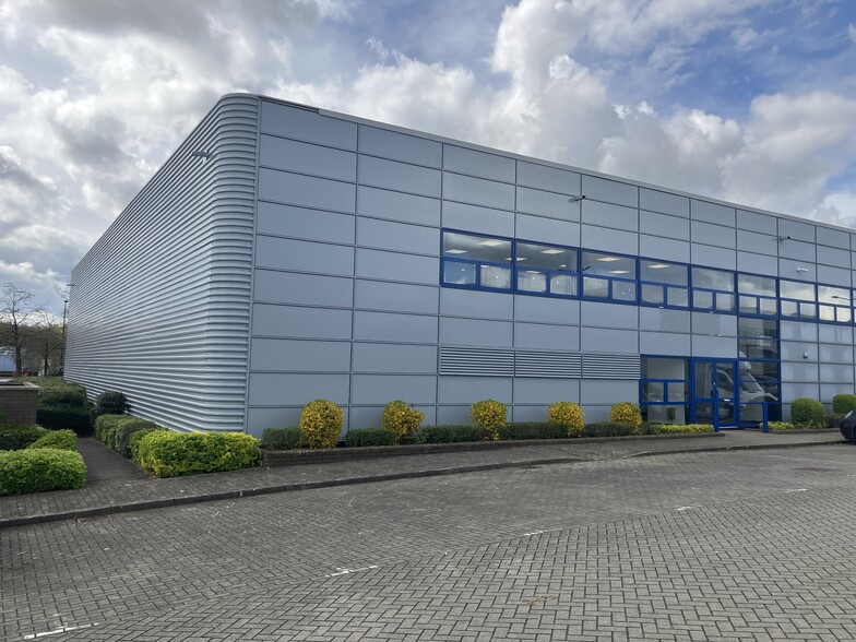 Tanners Dr, Milton Keynes for rent - Building Photo - Image 1 of 2