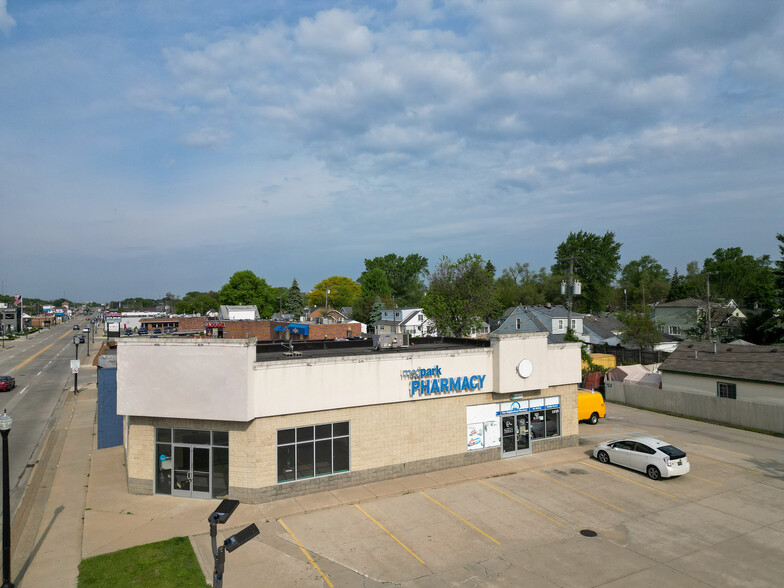 1055-1059 E 9 Mile Rd, Hazel Park, MI for rent - Building Photo - Image 2 of 8