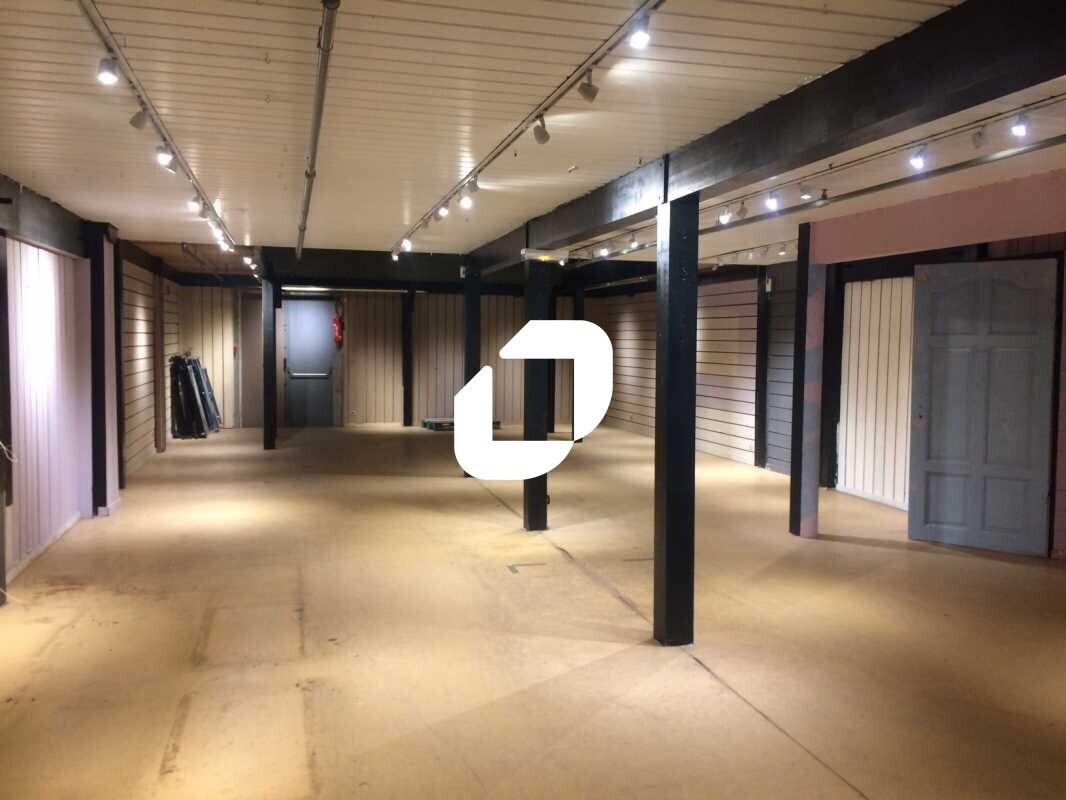 Retail in Vélizy-Villacoublay to rent Interior Photo- Image 1 of 11