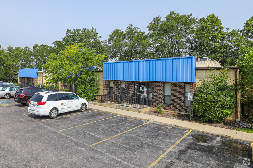 4200-4240 Commercial Way, Glenview, IL for rent - Building Photo - Image 1 of 9