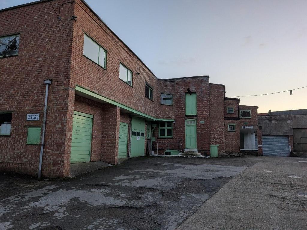 Meeting Ln, Burton Latimer to rent Building Photo- Image 1 of 2