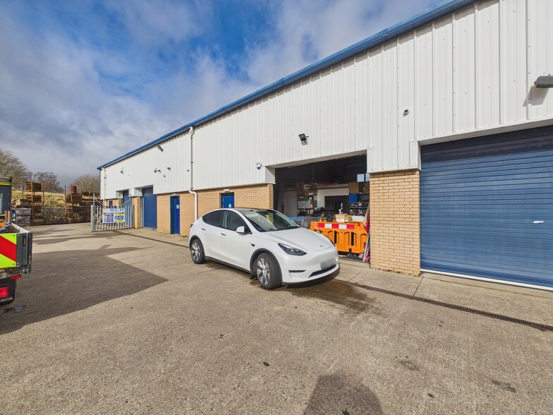 3B Langlands Sq, East Kilbride to rent - Building Photo - Image 3 of 11