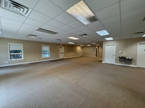 7013 N Stalworth Dr, Peoria, IL for rent Building Photo- Image 1 of 11