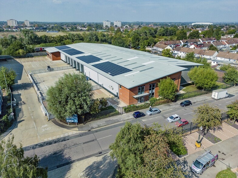 71-73 Bilton Way, Enfield to rent - Primary Photo - Image 1 of 10