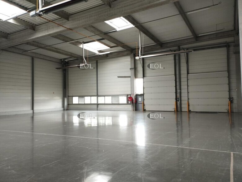 Light Industrial in Saint-Priest to rent - Interior Photo - Image 3 of 10