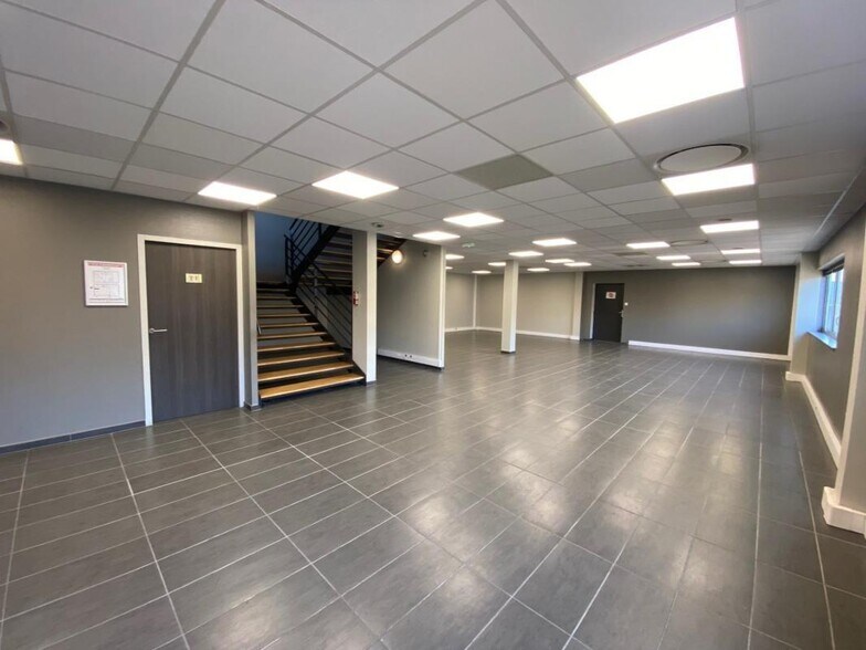 Light Industrial in Saint-Priest to rent - Interior Photo - Image 2 of 4