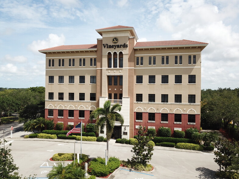 75 Vineyards Blvd, Naples, FL for rent - Building Photo - Image 3 of 9