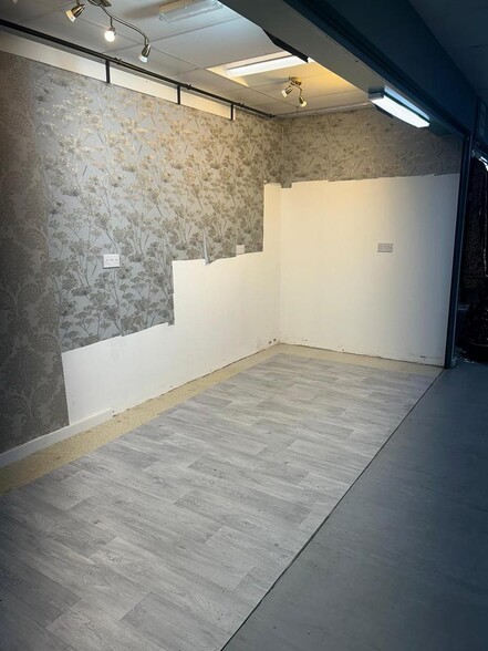 44-50A The Broadway, Southall to rent - Interior Photo - Image 2 of 11