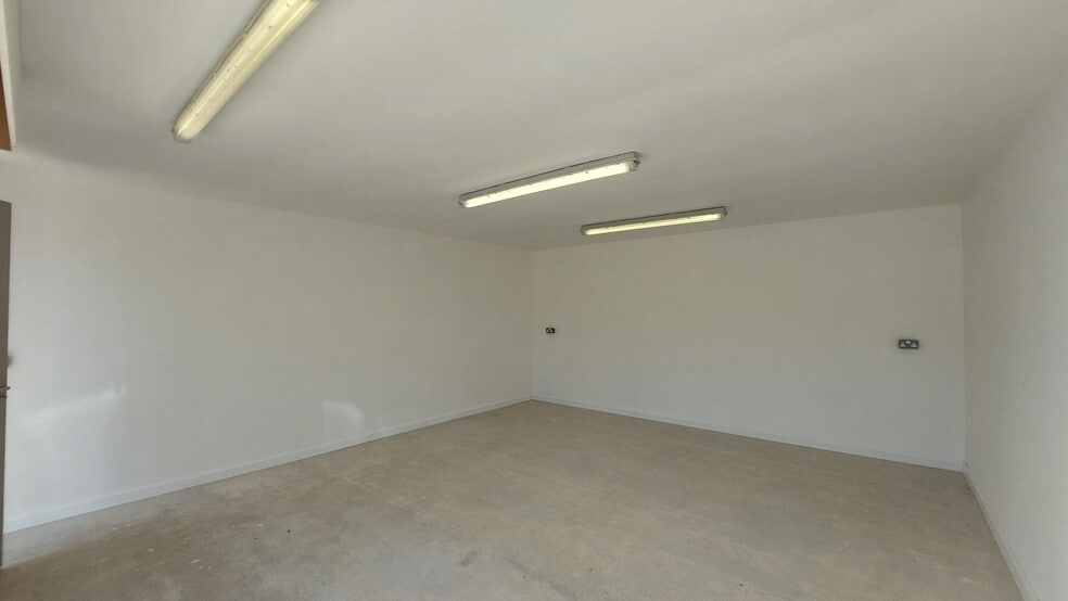 6 Brent Av, Montrose to rent - Building Photo - Image 2 of 5