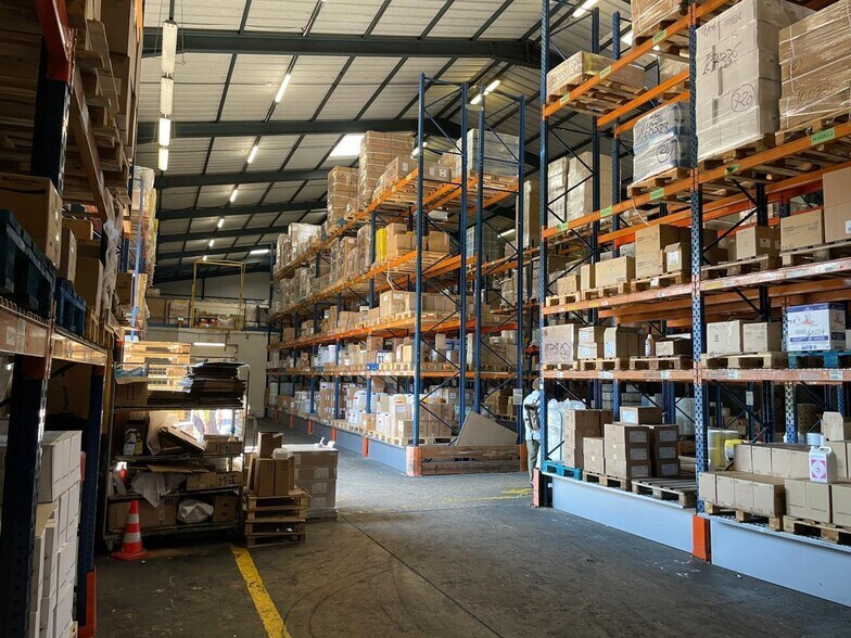 Light Industrial in Villeneuve-la-Garenne to rent - Building Photo - Image 3 of 7