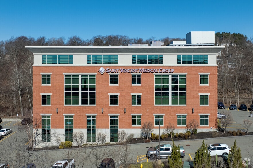 102 Shore Dr, Worcester, MA to rent - Building Photo - Image 3 of 5