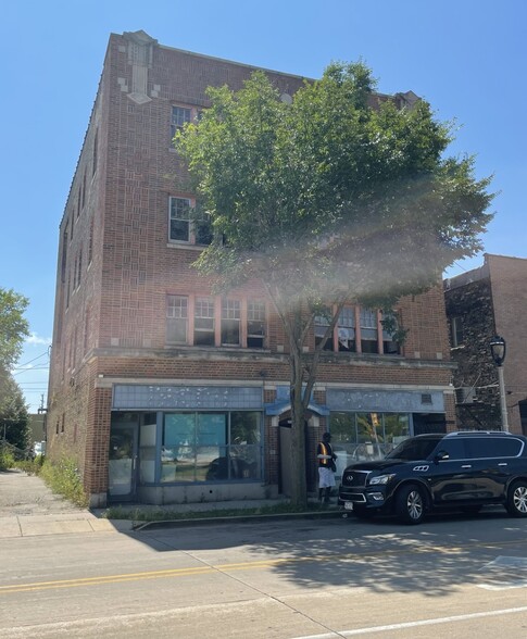 2627-2629 W State St, Milwaukee, WI for rent - Building Photo - Image 1 of 2