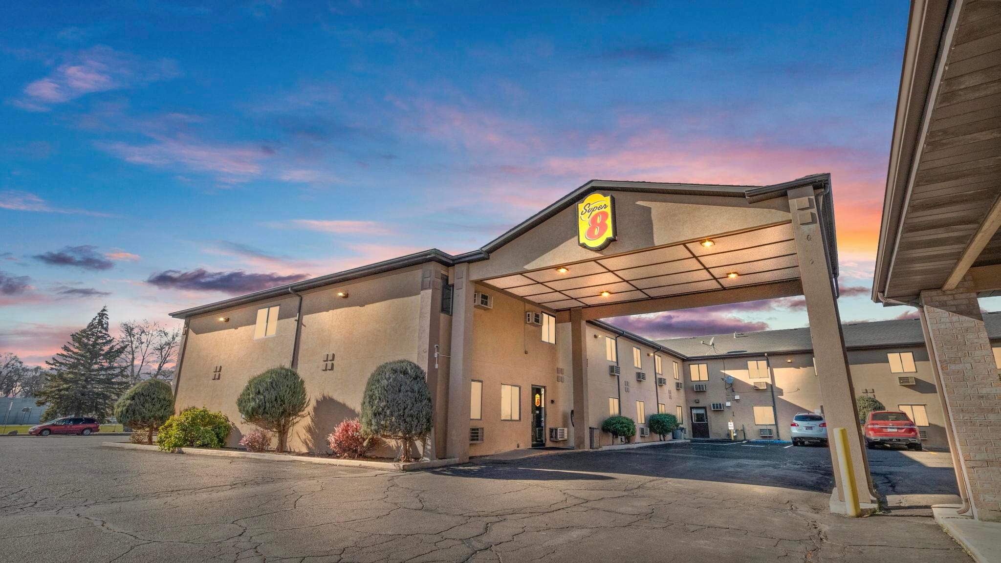 Super 8 & Travelodge Elko Portfolio portfolio of 2 properties for sale on LoopNet.co.uk Primary Photo- Image 1 of 49