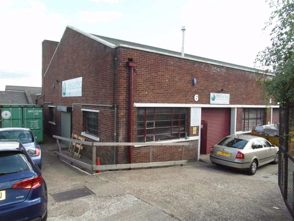 Lenthall Rd, Loughton to rent Building Photo- Image 1 of 6