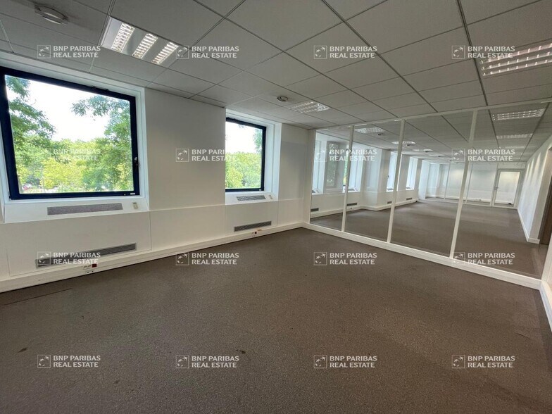 2 Rue De La Renaissance, Antony to rent - Interior Photo - Image 2 of 3