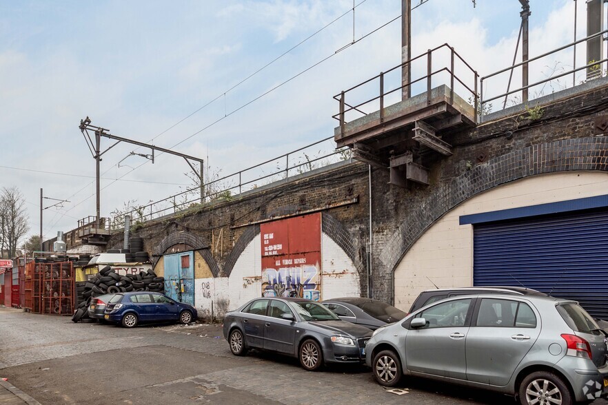 Arnold Rd, London for rent - Primary Photo - Image 1 of 2