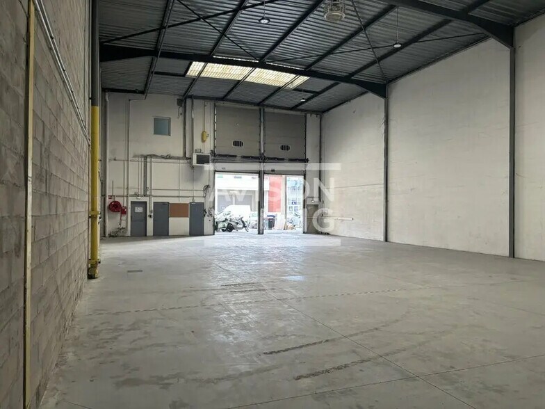 Light Industrial in Saint-Ouen-sur-Seine to rent - Interior Photo - Image 2 of 3