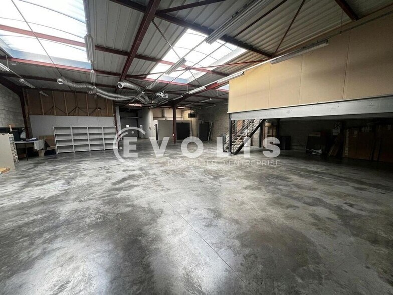 Light Industrial in Bondoufle to rent - Interior Photo - Image 2 of 5