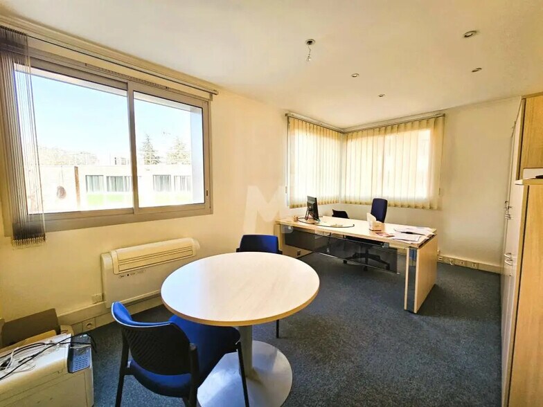 Office in Lisses to rent - Interior Photo - Image 2 of 10