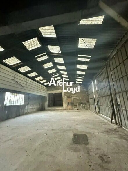 Light Industrial in La Roquette-sur-Siagne to rent - Interior Photo - Image 2 of 9