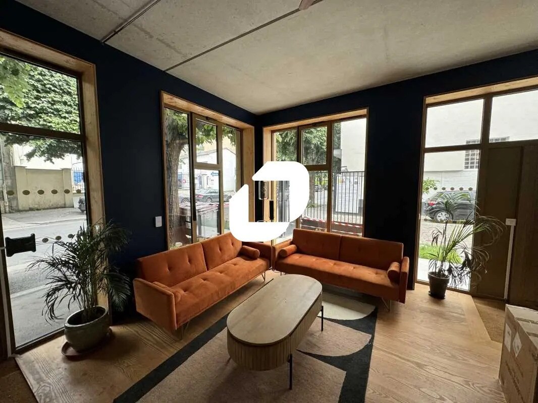 Office in Ivry-sur-Seine to rent Building Photo- Image 1 of 12