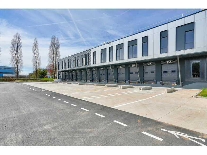 Office in Trappes to rent - Building Photo - Image 2 of 16