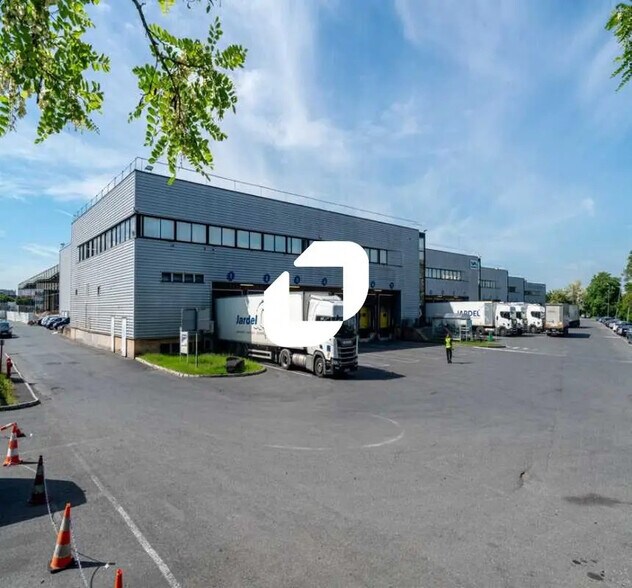 Light Industrial in Le Bourget to rent - Building Photo - Image 1 of 3