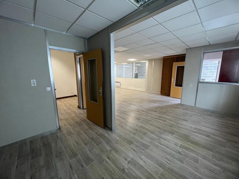 Light Industrial in Quincy-Voisins to rent - Interior Photo - Image 2 of 4