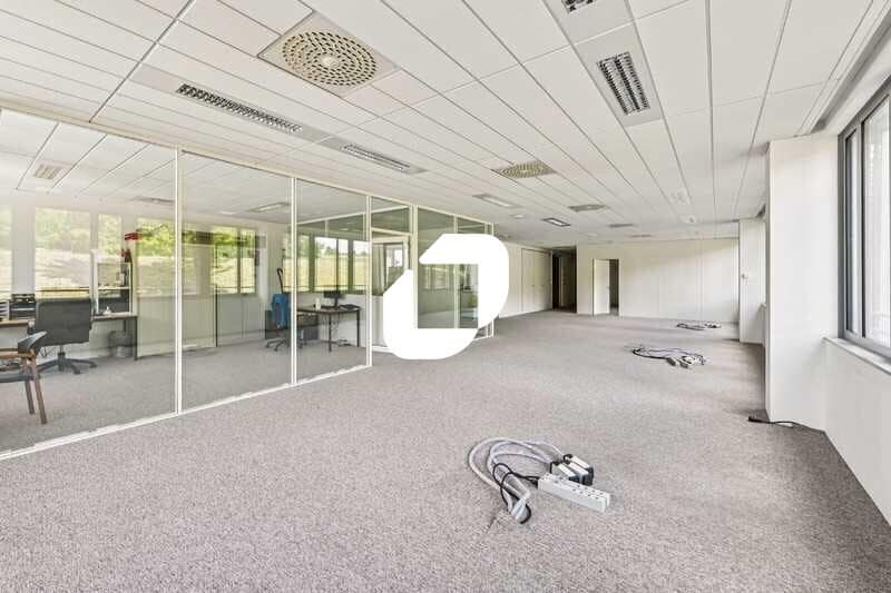 24 Bis Avenue De La Demi-Lune, Roissy-en-France to rent - Interior Photo - Image 2 of 16
