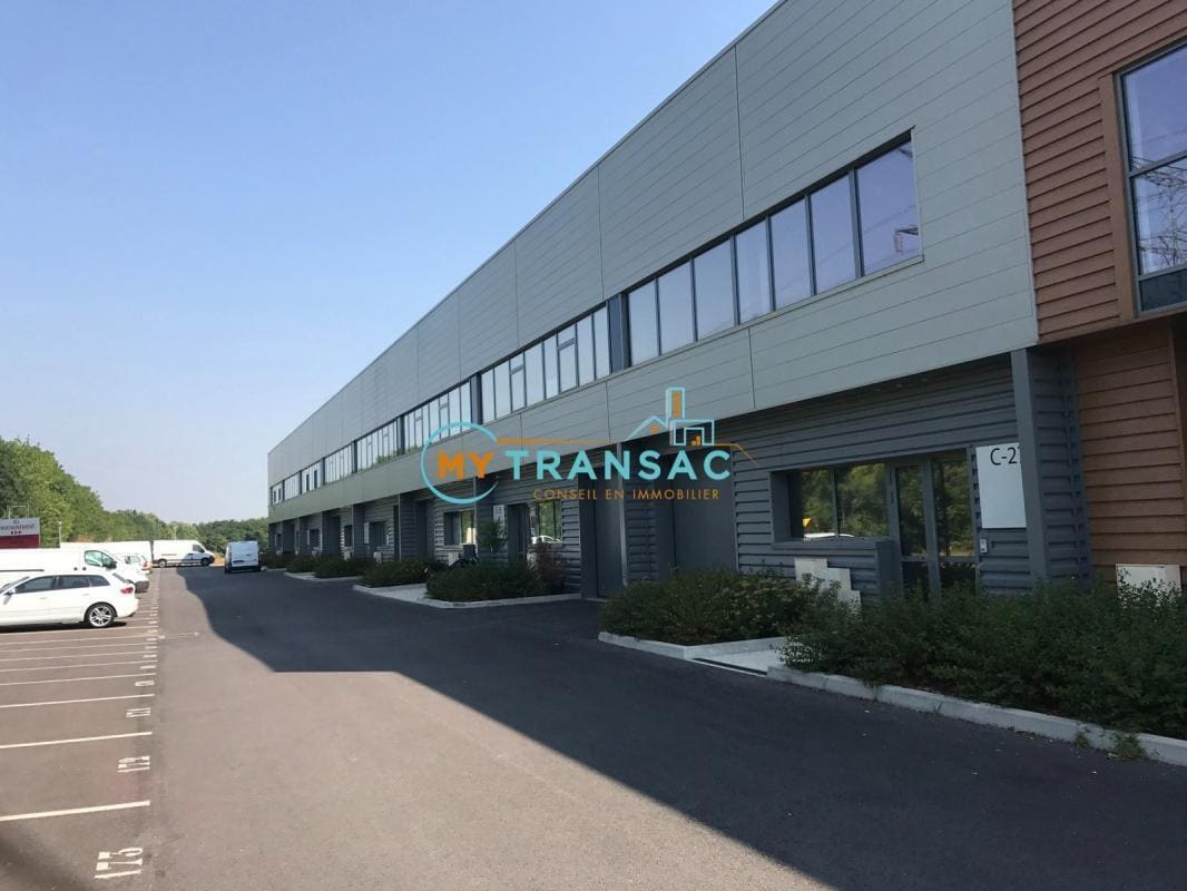Light Industrial in Bussy-Saint-Martin to rent Building Photo- Image 1 of 5