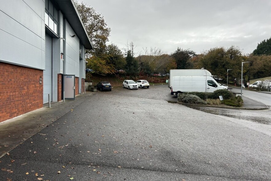 20 Estover Close, Plymouth to rent - Building Photo - Image 2 of 2