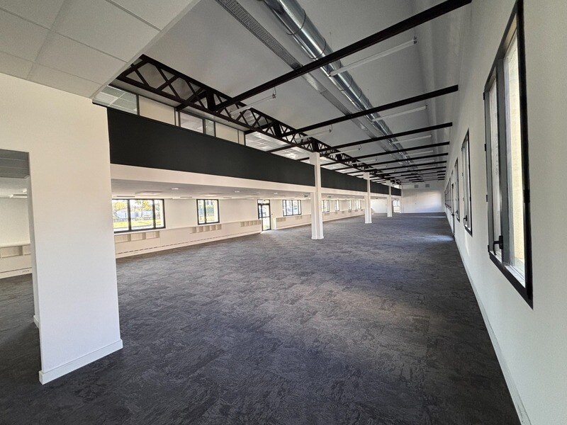 Office in Vénissieux to rent Building Photo- Image 1 of 10