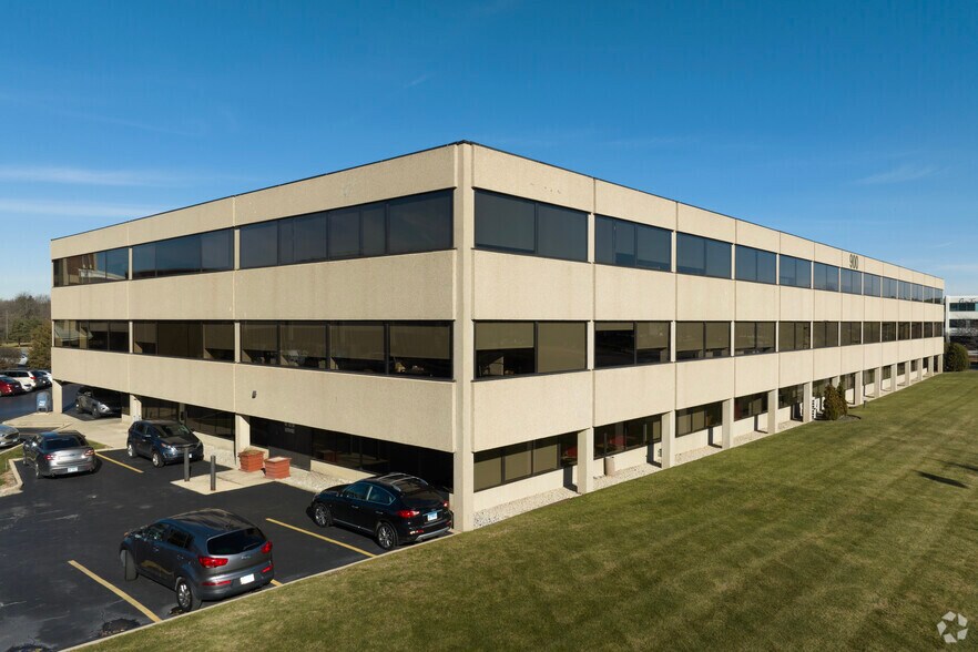 900 Commerce Dr, Oak Brook, IL for rent - Building Photo - Image 2 of 7