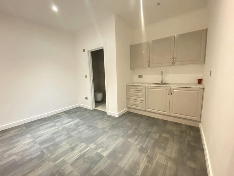 136-144 Broadway, Didcot to rent - Building Photo - Image 3 of 5