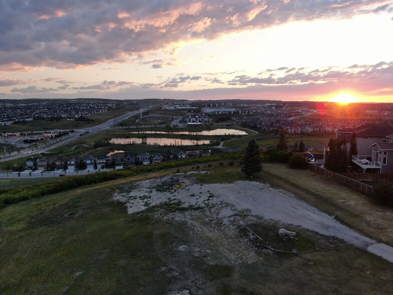 180 Evansview Rd NW, Calgary, AB for sale - Building Photo - Image 2 of 5