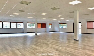 Office in Saint-Priest to rent Interior Photo- Image 2 of 3