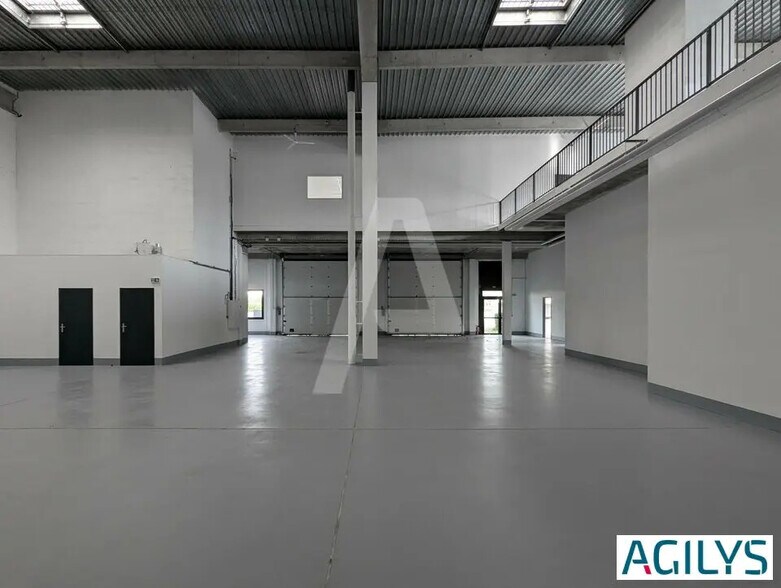 Light Industrial in Lisses to rent - Interior Photo - Image 3 of 9