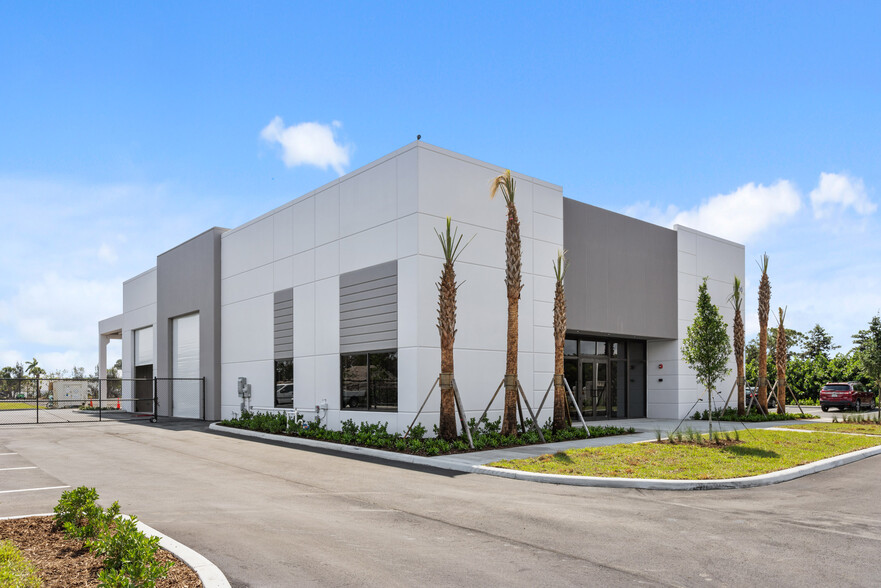 Industrial in Boynton Beach, FL for rent - Primary Photo - Image 1 of 6