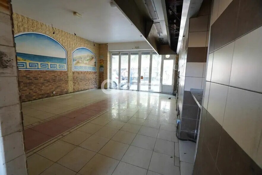 Retail in Dijon to rent - Interior Photo - Image 2 of 7