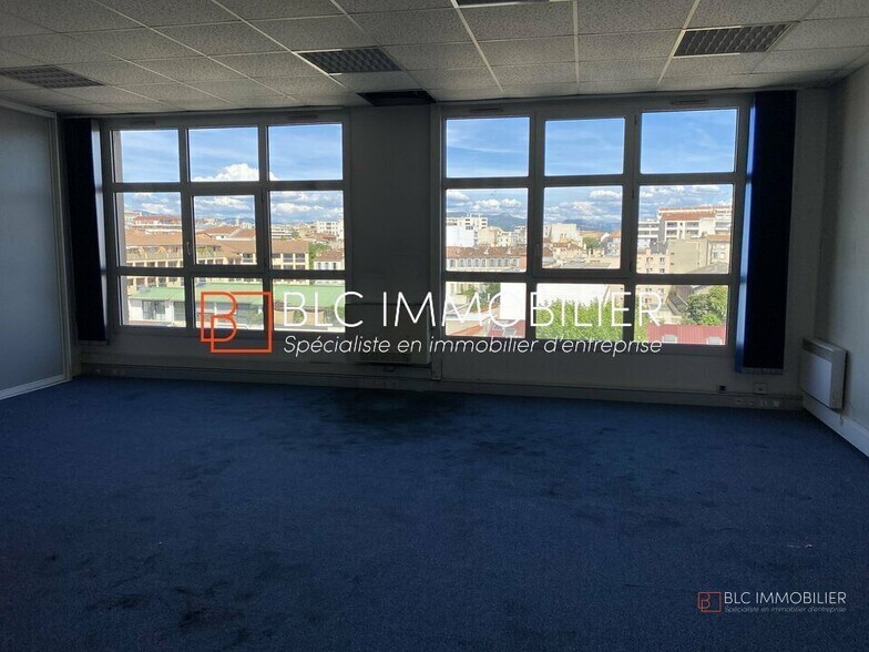 Office in Marseille to rent - Building Photo - Image 2 of 12