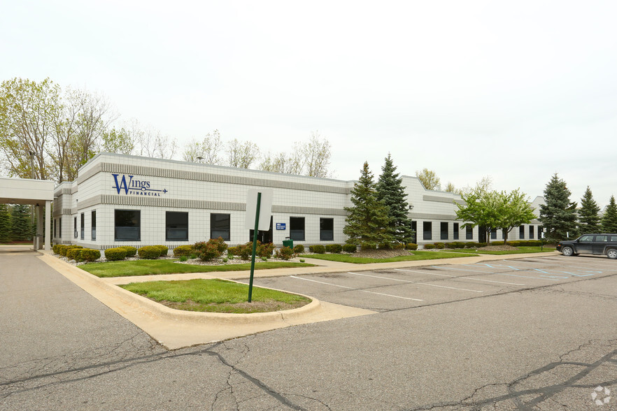 11200 Metro Airport Center Dr, Romulus, MI for rent - Building Photo - Image 2 of 7