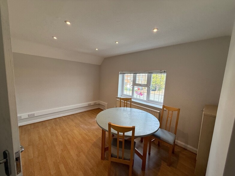 59-61 Woodside Rd, Amersham to rent - Building Photo - Image 3 of 7