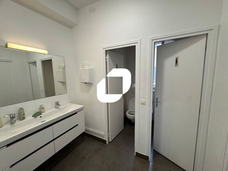 Office in Montrouge to rent - Interior Photo - Image 3 of 3